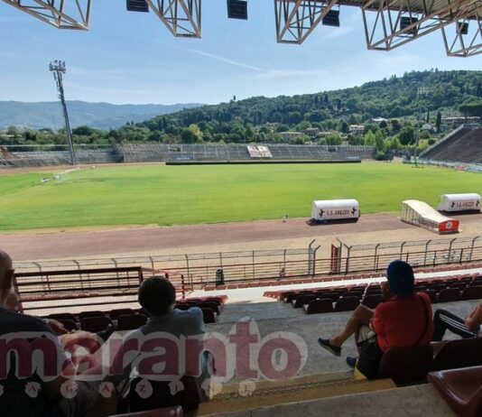 Gli amaranto al lavoro tra stadio e antistadio. E i tifosi si godono il ritiro fatto in casa