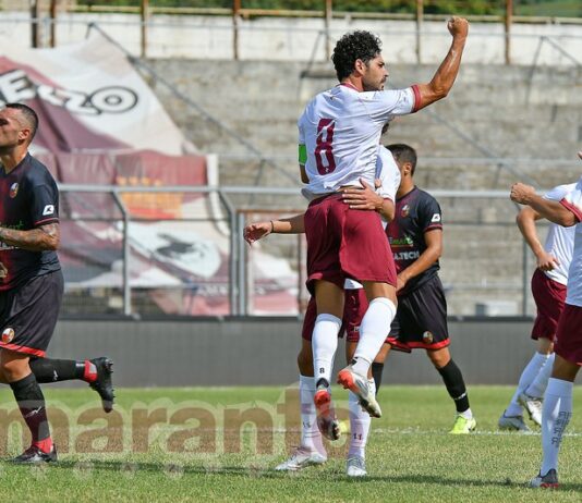 Accidenti che Arezzo. Doppietta di Settembrini, battuta la Lucchese. I tifosi apprezzano
