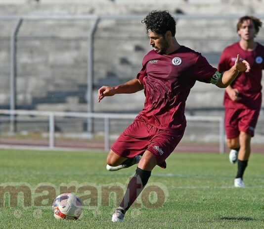 I primi applausi sono per il capitano. Tanta gente in tribuna, Arezzo ha voglia di calcio