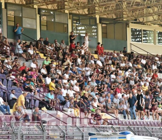 Contro il Pineto in gara secca. Aperta solo la tribuna. Biglietti a 10 euro in prevendita