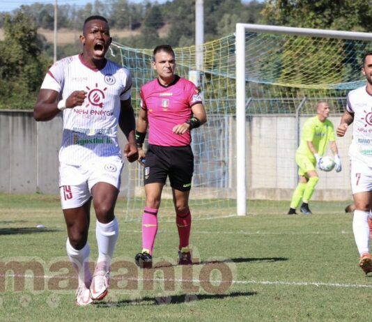 Tre gol, tre punti, tre vittorie di fila. L’Arezzo conquista il derby ed è solo in testa alla classifica
