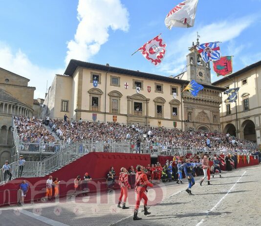 Undici alfieri e la Schermaglia in piazza. Il saggio degli Sbandieratori dedicato all’Arezzo