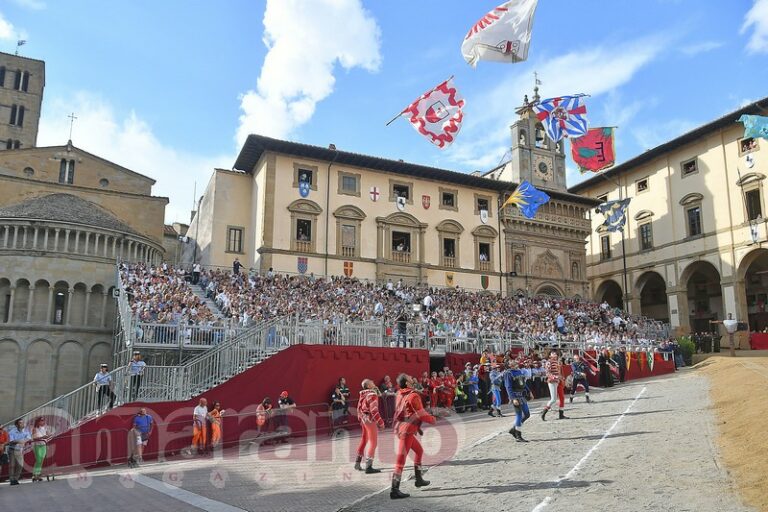 Undici alfieri e la Schermaglia in piazza. Il saggio degli Sbandieratori dedicato all’Arezzo