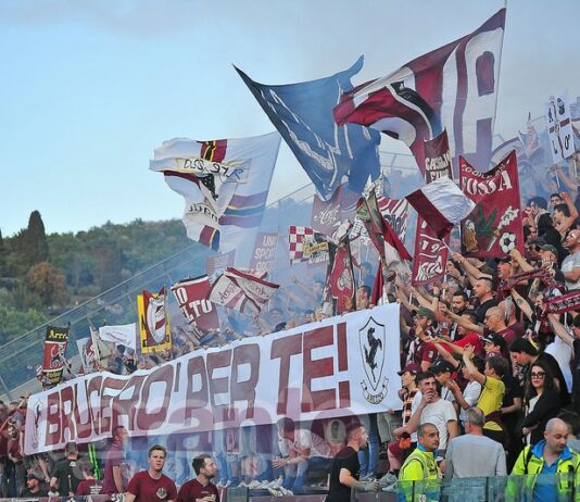 “La curva si colora”. I gruppi della sud preparano la coreografia. Verso le duemila presenze allo stadio