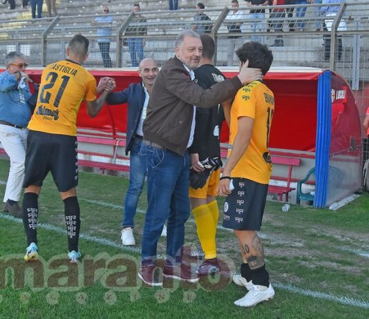 Il sabato perfetto: gol, vittoria, gran tifo sugli spalti. E Manzo va in campo ad abbracciare tutti