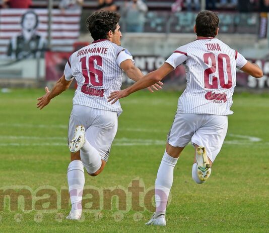 Doppia sterzata e rasoiata a pelo d’erba. Il primo gol di Bramante è proprio una perla