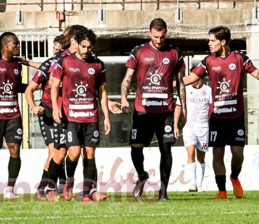 Esordio vincente per la nuova maglia amaranto. E allo store fioccano le richieste