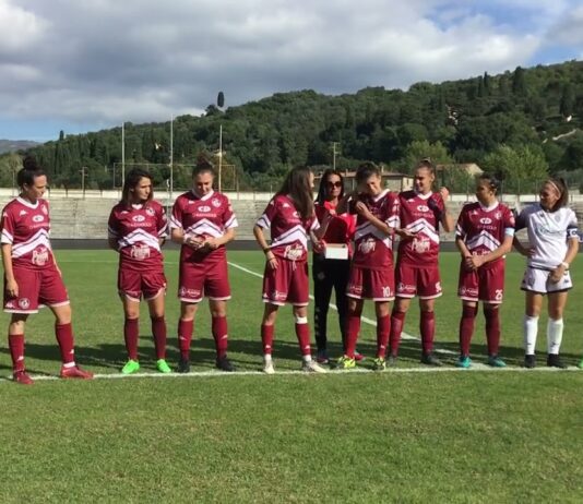 VIDEO / Solidarietà alle donne iraniane. Le ragazze amaranto si tagliano una ciocca di capelli