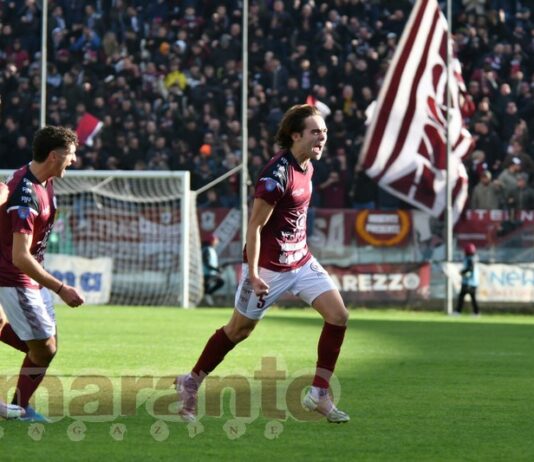 In dieci di nuovo, ma l’Arezzo stavolta la vince. Bianchi e Bramante in gol, battuto il Grosseto