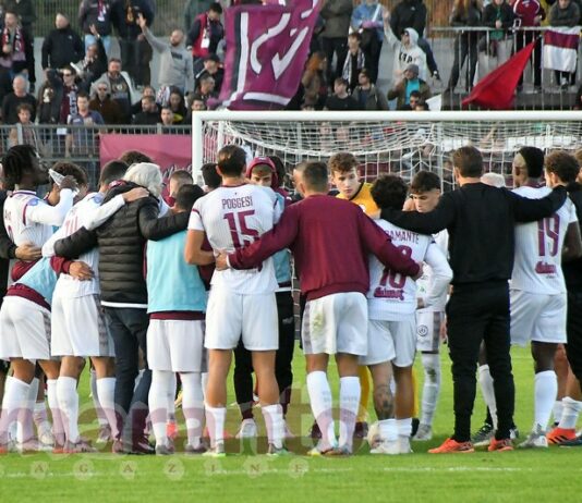 “Carica ragazzi”. Vigilia particolare, i tifosi incitano la squadra. E’ un altro crocevia importante