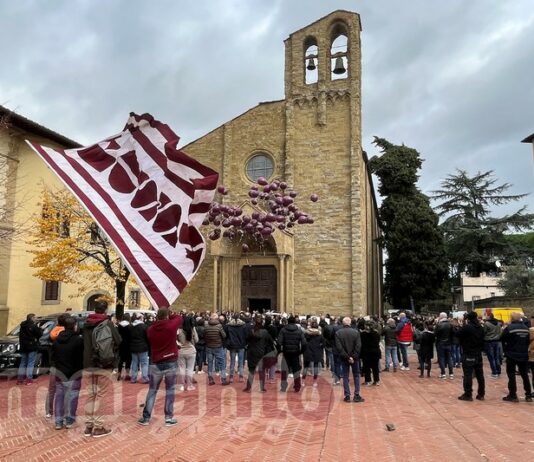 Bandiera della Fossa e palloncini amaranto. “Ciao Claudio, se ne va una persona buona”