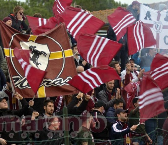 Pioggia battente, seduta a Foiano sul sintetico. Società multata per i fumogeni di Gavorrano