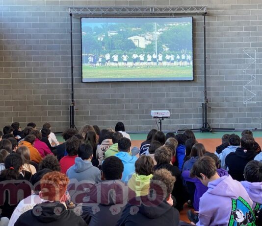 “Una storia impossibile” arriva tra i banchi. Prima proiezione agli studenti di terza media