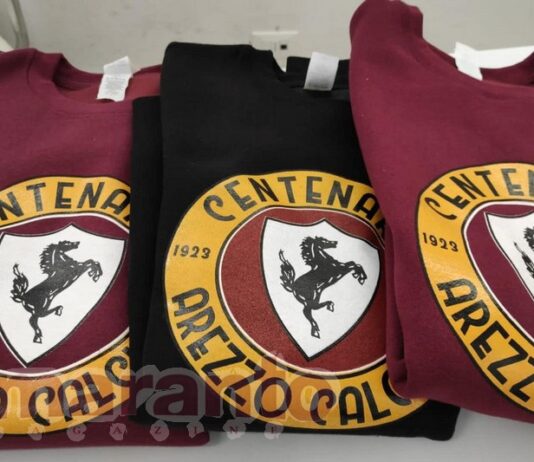 Nuovo stock di magliette celebrative allo store. In vendita anche i cappellini e le felpe