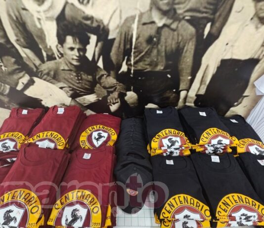 Allo store le magliette e i cappellini del centenario. In vendita a decine da stamani