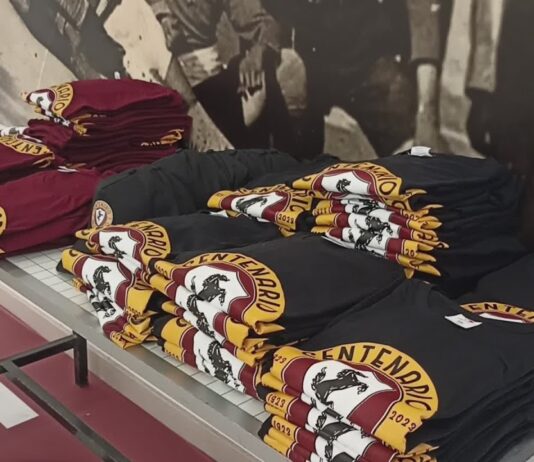 VIDEO / Tifosi allo store per le t-shirt dedicate ai cento anni dell’Arezzo calcio