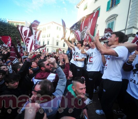 FOTOGALLERY / La squadra in passerella per le vie del centro. Cori e bandiere al vento