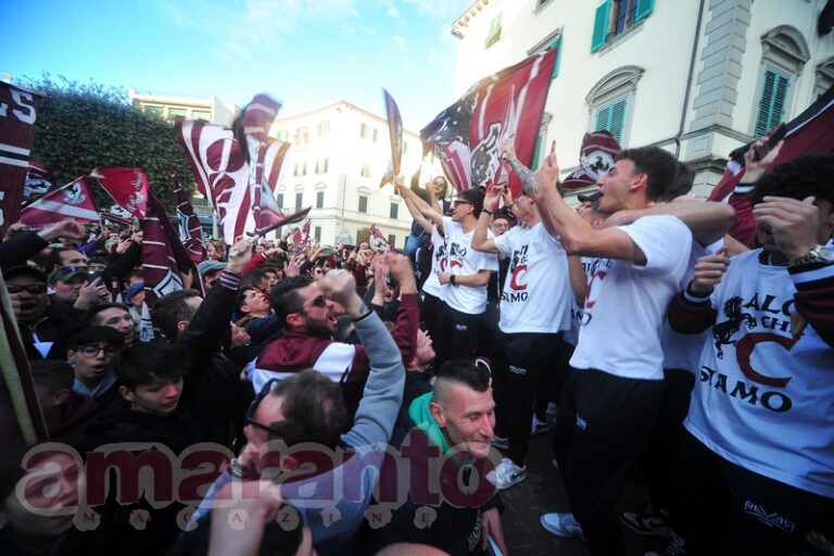 FOTOGALLERY / La squadra in passerella per le vie del centro. Cori e bandiere al vento