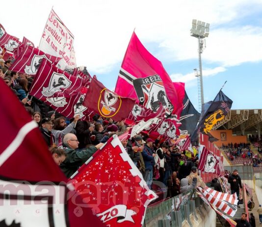 Code allo store e caccia al biglietto, c’è voglia di Arezzo. Si va verso il pienone allo stadio