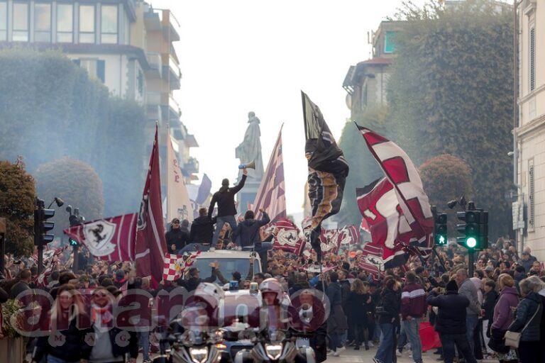 FOTOGALLERY / La vittoria in campo, la festa dentro lo stadio, il corteo per la città
