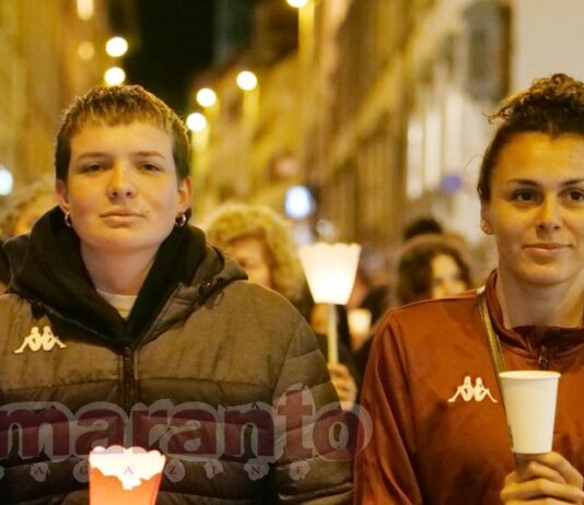Duplice femminicidio ad Arezzo, Acf in campo con il segno rosso sul volto e il lutto al braccio