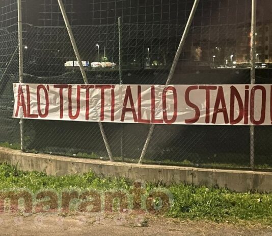 Bandiere in vendita, assalto dei tifosi. E la città si sveglia tappezzata di striscioni