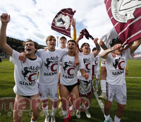 E festa sia! L’Arezzo rimonta la Pianese e torna in serie C. Lo stadio è una bolgia