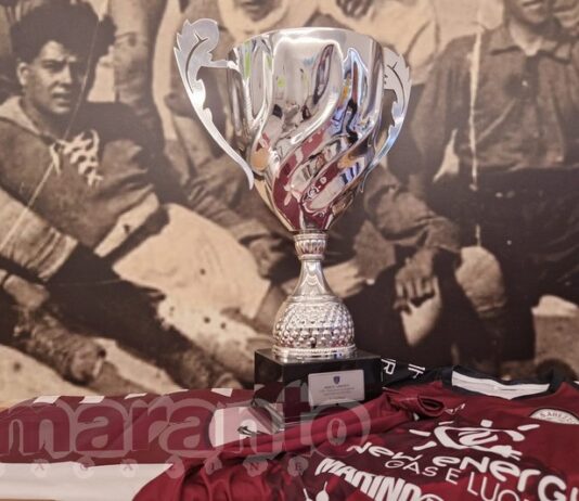 Signore e signori, sua maestà la Coppa. Tifosi in fila allo store per la foto ricordo