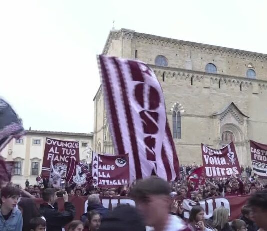 VIDEO / Arezzo, ricevimento in consiglio comunale e un altro bagno di folla con i tifosi