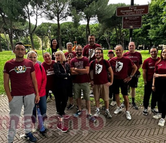 Orgoglio Amaranto in passeggiata per i luoghi simbolo del calcio aretino. Festeggiata la serie C