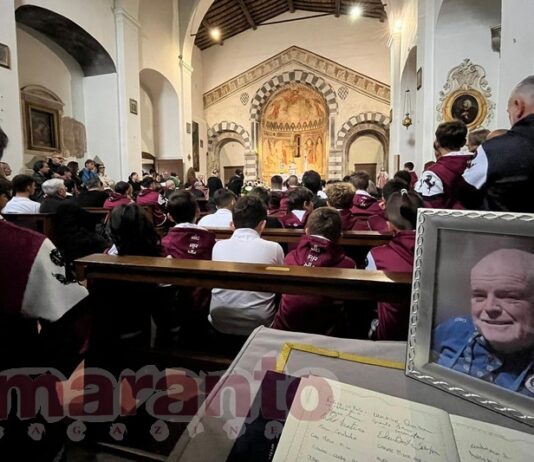 A Palazzo del Pero l’ultimo saluto a Mirco Poggini. In chiesa l’abbraccio dei suoi ragazzi