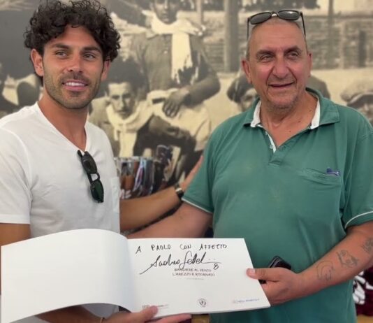 VIDEO / Ecco il primo fedelissimo amaranto. Per lui l’omaggio del libro con la dedica di Settembrini