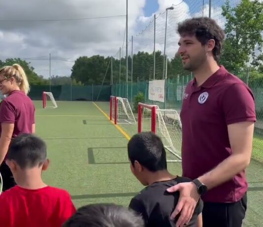 VIDEO / Uno, due, calcia. Attività con il pallone per gli alunni dell’istituto IV novembre