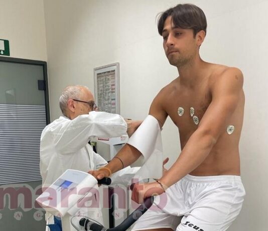 In rosa 18 calciatori. Oggi visite per Settembrini, Lazzarini e Poggesi. Ermini in posa con la sciarpa