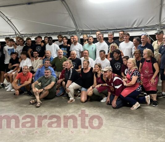 Pizzata sotto il Moro della Sassaia. Il circolo Anspi di Rigutino e una serata tutta amaranto