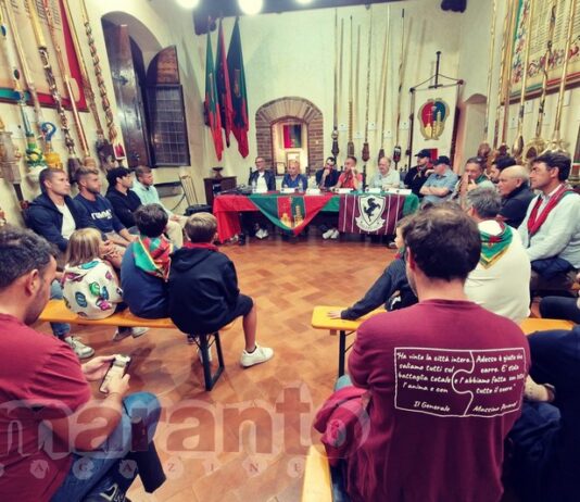 I cento anni dell’Arezzo celebrati a Porta Crucifera. Tra lance d’oro e cimeli amaranto