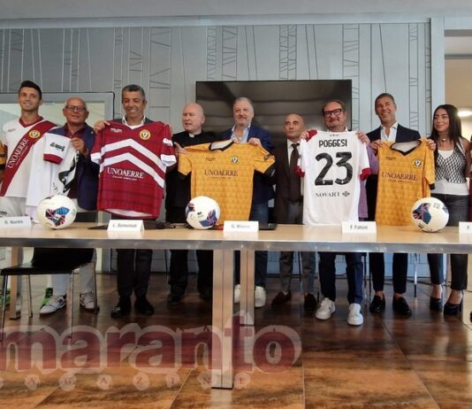 Amaranto, bianca, gialla. Le maglie da gioco fra dolci ricordi, aretinità e voglia di vincere