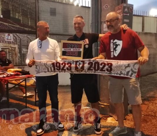 Aperitivo propiziatorio con Orgoglio Amaranto. Una targa ricordo per l’artista Toci