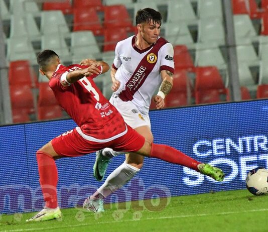 Un dubbio in attacco, tre soluzioni alternative. Per l’Arezzo a Pesaro è un bell’esame