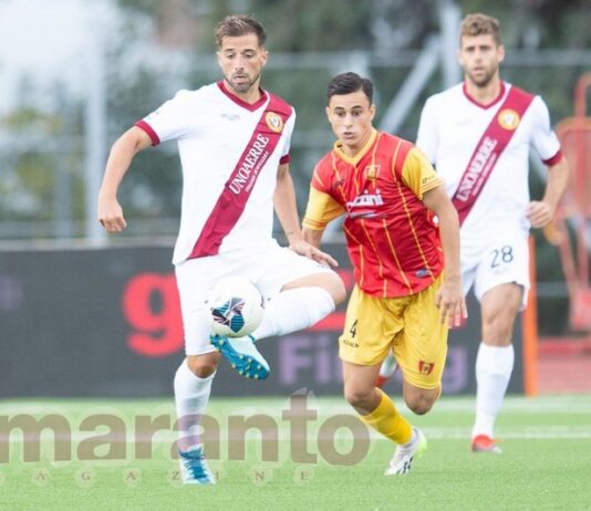 L’Arezzo sbaglia troppe occasioni, la Recanatese no. Sbaffo e Carpani puniscono gli amaranto