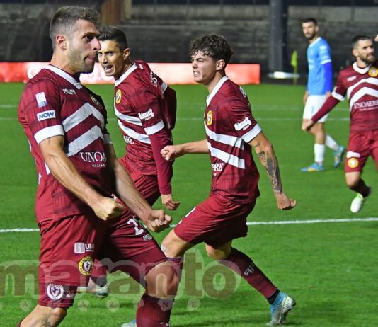 Movimento alle spalle dei difensori e colpo di testa a fil di palo. Gucci dentro l’area comanda