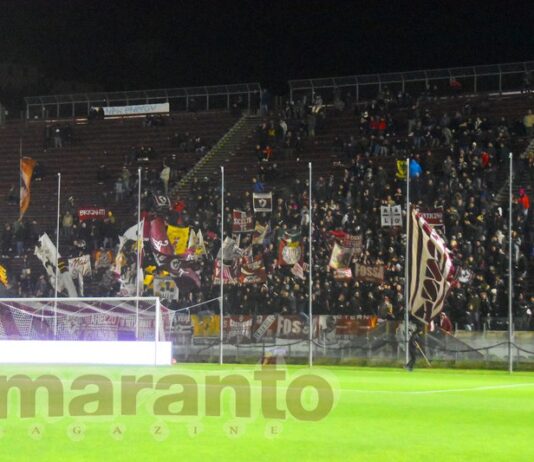 Fumogeno lanciato nel recinto di gioco, ammenda di 800 euro per l’Arezzo