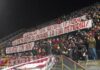 Targa e striscione in memoria del Polvere. Il ricordo e gli applausi della curva sud