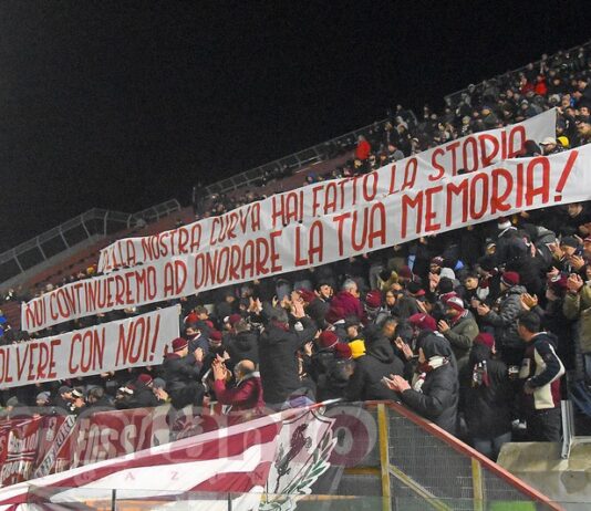 Targa e striscione in memoria del Polvere. Il ricordo e gli applausi della curva sud