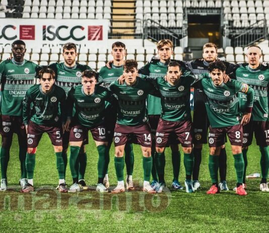 Quell’unico precedente a porte chiuse e senza gol. L’Arezzo in campo con la maglia natalizia