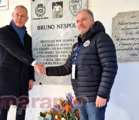 Due mazzi di fiori per Bruno Nespoli. Poi gli applausi dello stadio in memoria di Gigi Riva