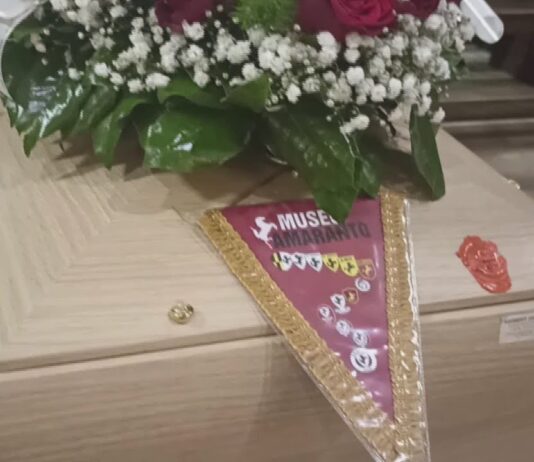 VIDEO / L’ultimo saluto a Mauro Pasqualini. Il gagliardetto del museo e un grande abbraccio