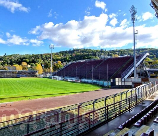 Curva chiusa, gli abbonati restano fuori. Ma l’esempio dell’Avellino lascia aperto uno spiraglio