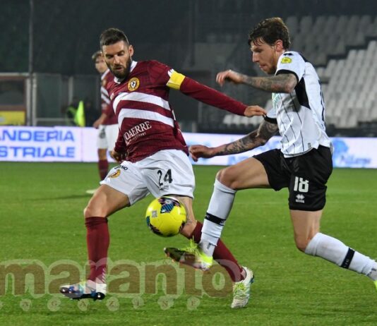 Autogol di Chiosa, traversa di Gaddini. L’Arezzo perde di misura a Cesena