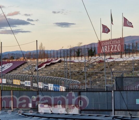 La maratona scoperchiata dal vento. Operai al lavoro per riposizionare il mega pannello